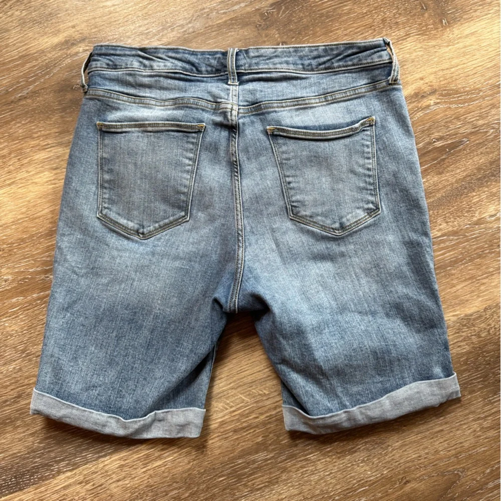 Universal Threads lightly distressed‎ cuffed Bermuda short. Sz 14WR